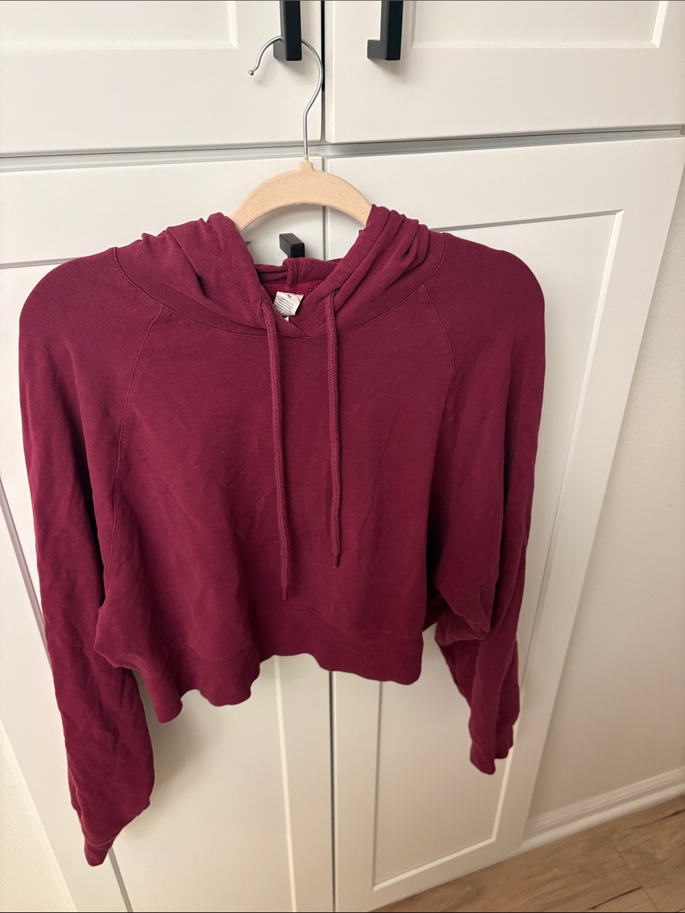 Alo Women's Cropped Hoodie - Burgundy
